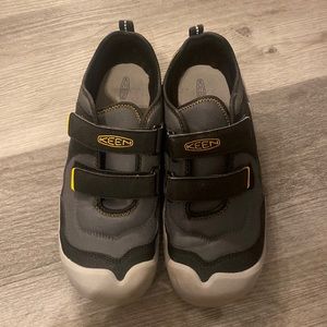 Keen washable beach/hike shoes. Big boy Size 6